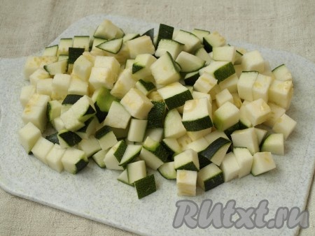 Кабачки нарезать небольшими кубиками. У меня пошло 3 кабачка и 1 кабачок я оставила для верха запеканки.