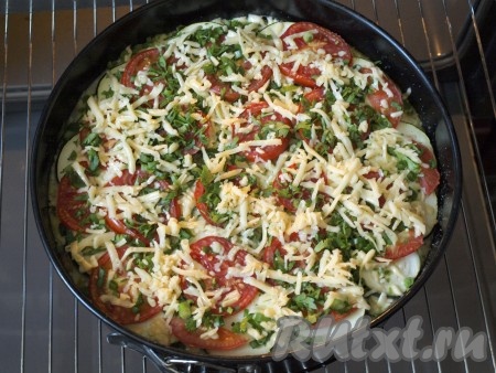 Разогреть духовку до 180 градусов и поставить запеканку готовиться на 35 минут. Спустя это время духовку открыть и посыпать запеканку немного зеленью и оставшимся сыром.