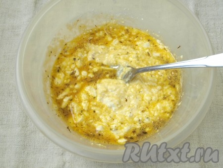 Яйца взбить с солью, добавить приправы. Соединить яйца с творогом. Снова хорошо размешать.