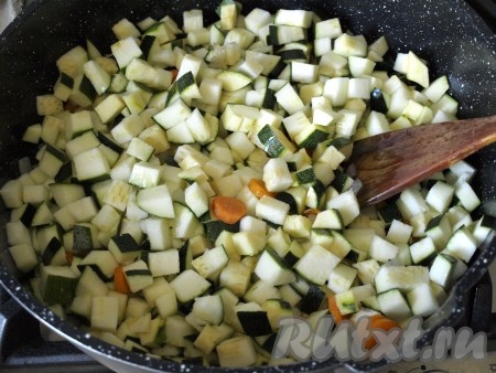 Следом добавить в сковороду кабачки. Тушить всё вместе 10 минут.