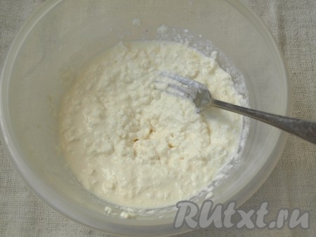 Творог смешать с молоком до однородной массы. Можно воспользоваться блендером или хорошо растереть вилкой.
