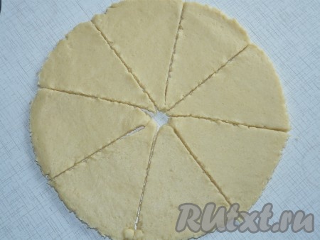 Разделить тесто на 4 части. Каждую часть на присыпанной мукой поверхности раскатать в пласт толщиной примерно 0,5 сантиметра, выровнять края и разрезать на 8 сегментов.