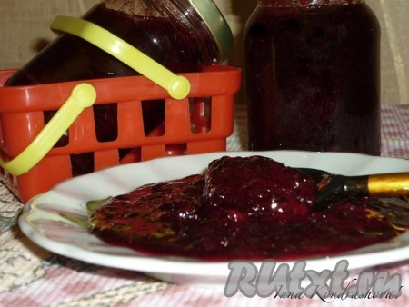 Варенье из чёрной смородины, приготовленное по этому простому рецепту, получается очень вкусным и ароматным, зимой это лакомство станет великолепным напоминанием о лете!
