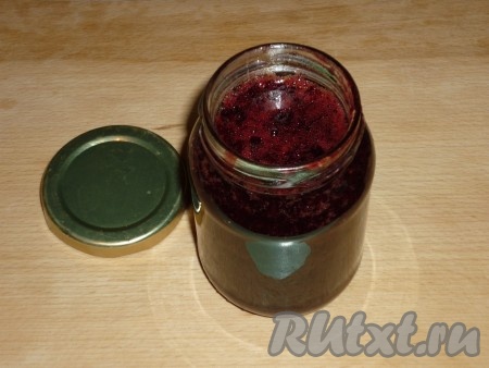 Разлить горячее варенье в стерильные банки и закрутить прокипячёнными крышками. Банки перевернуть, укутать, а после полного остывания убрать на хранение.&nbsp;
