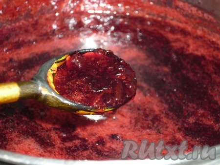 Поставить на огонь и варить после закипания 10 минут на небольшом огне, периодически помешивая и снимая пену.
