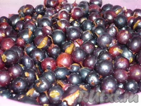 Смородину вымыть, перебрать, выложить в дуршлаг и дать воде полностью стечь.
