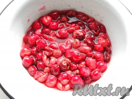 Поставить таз с вишней на средний огонь, довести до кипения, огонь убавить и кипятить до полного растворения сахара, периодически помешивая. Далее убрать таз с ягодами с огня, дать полностью остыть.
