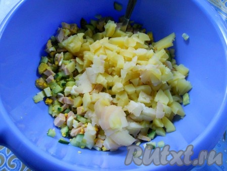 Картофель отварить в кожуре, остудить и также нарезать небольшими кубиками.