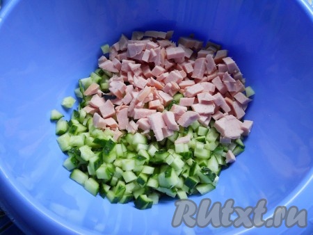 Колбасу и свежие огурчики порезать небольшими кубиками.
