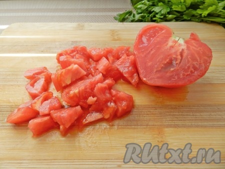 Помидор обдать кипятком, сполоснуть холодной водой, снять кожицу. Нарезать помидор небольшими кусочками.