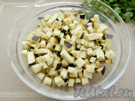 Сложить в миску, засыпать солью и оставить на 15 минут. Затем промыть под проточной водой и обсушить.