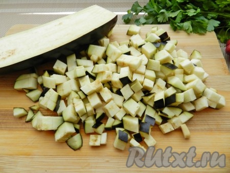 Баклажан нарезать мелкими кубиками.