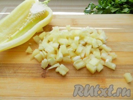 Перец очистить от семян и также нарезать кубиками.
