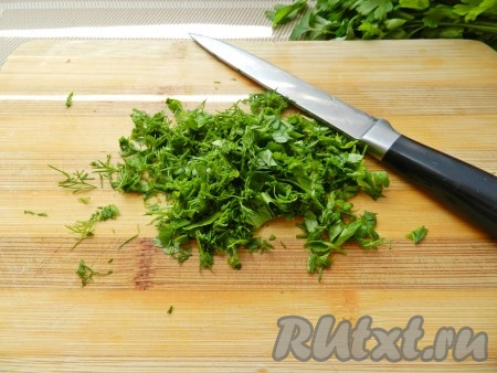 Зелень мелко порубить.