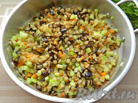 Выложить в сковороду баклажаны.