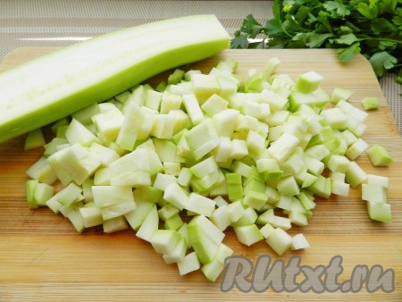 Нарезать кубиками кабачок.