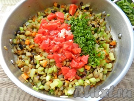 Добавить помидоры, зелень, пропущенный через пресс чеснок.