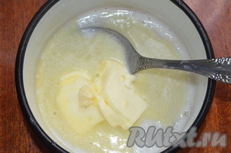 Снять смесь молока и сахара с огня, сразу добавить сливочное масло, перемешать, чтобы масло растворилось.