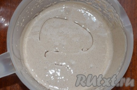 Влить во взбитую массу растительное масло, перемешать лопаткой.