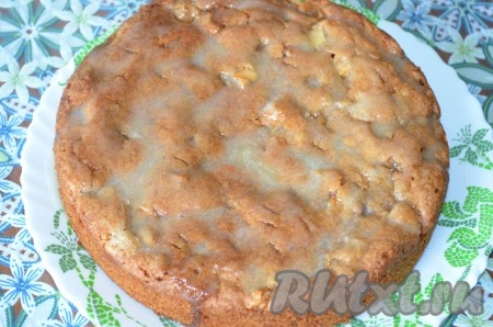 Ещё не остывший пирог часто наколоть зубочисткой, полить горячей глазурью и полностью остудить.