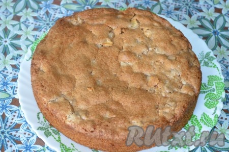 Пирог, замешанный на растительном масле с яблоками, выпекать в разогретой до 180 градусов духовке примерно 1 час (ориентируйтесь по своей духовке). Готовность выпечки нужно проверить, проколов её сверху сухой деревянной зубочисткой, если после прокалывания на зубочистке не будет следов теста, она останется сухой, значит пирог готов. 