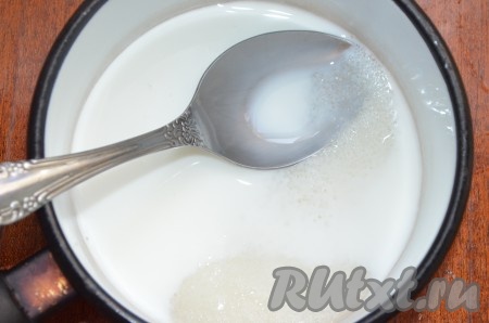 Готовый пирог достать из духовки, дать ему 3-5 минут остыть и вынуть его из формы. Пока пирог остывает, следует сварить глазурь. Для этого в кастрюльке нужно смешать сахар и молоко, поставить на средний огонь и с момента закипания варить 3-5 минут на небольшом огне.