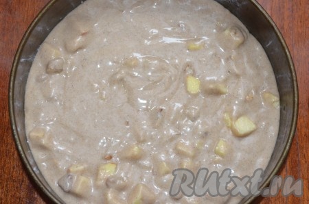 Дно разъёмной формы для выпечки застелить пергаментом, бока смазать растительным маслом. Выложить тесто в форму. Я использовала разъёмную форму диаметром 20 сантиметров.