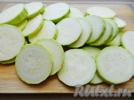 Кабачки вымыть, нарезать кружочками, посолить и оставить на 10 минут. Затем промокнуть бумажным полотенцем, удалить лишнюю влагу.