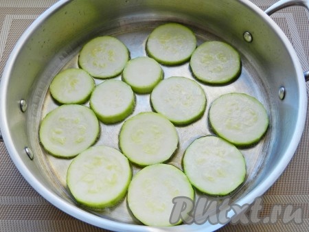 Обжарить кабачки на разогретом растительном масле с двух сторон до золотистого цвета.
