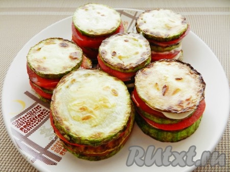 Затем еще раз: кабачки, соус, помидоры, соус, кабачки. Верх смазать соусом и посыпать тертым сыром.