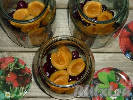 Баночки и крышки простерилизовать. Вишню и абрикосы перебрать, вымыть. Из абрикосов удалить косточки.&nbsp; Подготовленные плоды разложить в банки.&nbsp;
