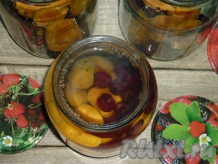 Сварить сироп: сахар всыпать в воду и довести до кипения (сахар должен полностью раствориться). Кипящим сиропом залить банки до самого горлышка&nbsp;
