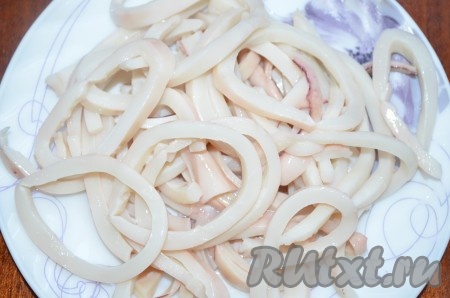 Кальмаров нарезаем на кольца (или полукольца) толщиной около 5 миллиметров.
