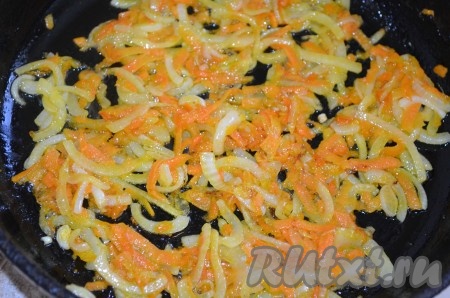 Обжариваем овощи в течение 5-6 минут (до мягкости моркови), иногда помешивая.