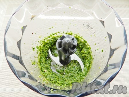 Добавить мед, оливковое масло, по вкусу соль и перец. Перекрутить все вместе в однородную массу.