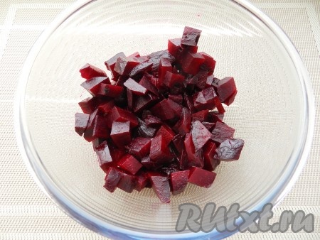 Свеклу очистить и нарезать крупными кубиками.