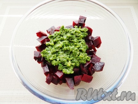 Соединить с заправкой, перемешать.