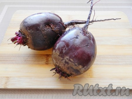 Свеклу тщательно вымыть, натереть растительным маслом, завернуть в фольгу и запечь до готовности.  Я запекала в аэрогриле в течение 30 минут при температуре 200 градусов. Таким же образом запекать свеклу можно в духовке. Время запекания зависит от размера овоща.