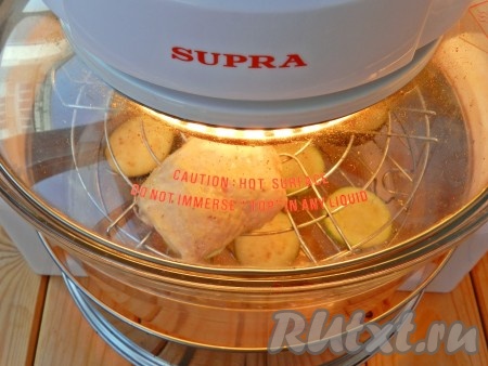 Готовить 20 минут при температуре 200 градусов, затем куриные бедра повернуть другой стороной и готовить еще 15 минут при той же температуре. 