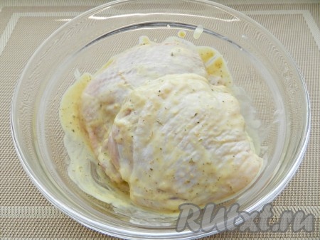 Куриные бедра вымыть, обсушить, натереть полученной смесью со всех сторон и оставить на 30 минут или более.
