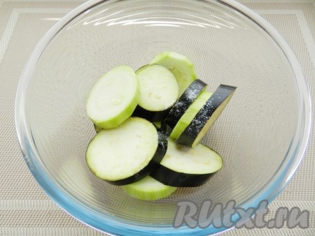 Кабачок и баклажан нарезать кружочками, посолить, оставить на 15 минут. Затем промокнуть салфеткой от лишней влаги.