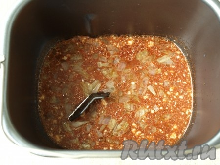 Лук нарезать кубиками, обжарить на подсолнечном масле, остудить и всыпать вместе с маслом в сыворотку.