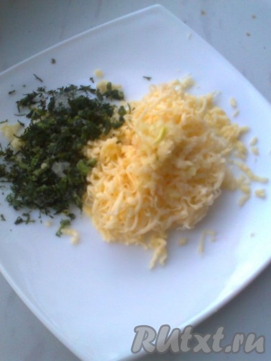 Кусочки сливочного масла положить на картофель или полить оливковым маслом, посолить. Запекать в течение 30 минут, через 15 минут перевернуть картофель на другую сторону.
Пока готовится картофель, смешать чеснок, укроп и сыр.
