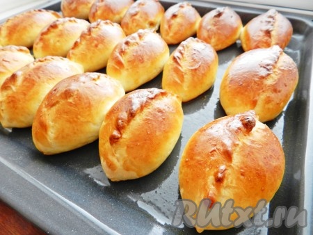 Готовые пирожки переложить с противня на решетку и остудить.