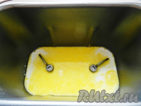 В контейнер хлебопечки вылить теплое молоко, высыпать сахар, ванильный сахар и соль. Добавить растопленное и остывшее сливочное масло.