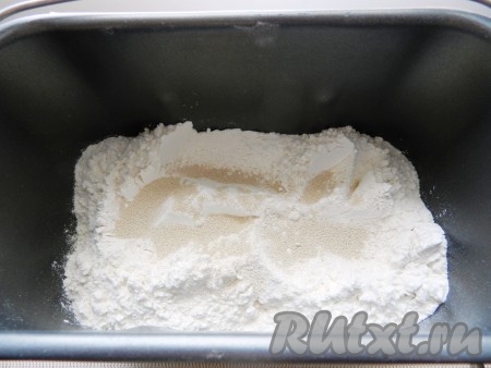 Высыпать муку и дрожжи. Поставить контейнер в хлебопечку, установить режим "Дрожжевое тесто".