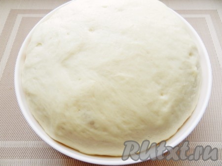 Через 1 час 25 минут тесто будет готово. Переложить тесто в миску, накрыть полотенцем и дать подойти еще 30 минут в теплом месте.
Для приготовления теста без хлебопечки в теплом молоке растворить сахар, ванильный сахар и соль, добавить сливочное масло. Муку смешать с сухими дрожжами. Постепенно всыпая муку в молочную смесь, замесить мягкое тесто. Выложить тесто в миску, накрыть полотенцем и поставить в теплое место для подхода на 1 час. Затем тесто обмять и оставить еще на 30 минут.