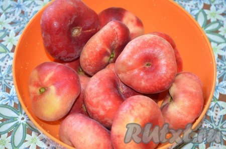 Сначала вымоем персики.