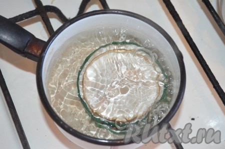 Прокипятим крышки для банок в течение 4-5 минут.&nbsp;