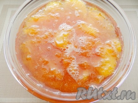 Через 1 час 5 минут процесс варки варенья в хлебопечке завершится. Вынуть контейнер из хлебопечки, снять пену с поверхности, перелить массу в удобную емкость. Мы получаем готовое варенье, которое можно разлить по банкам.